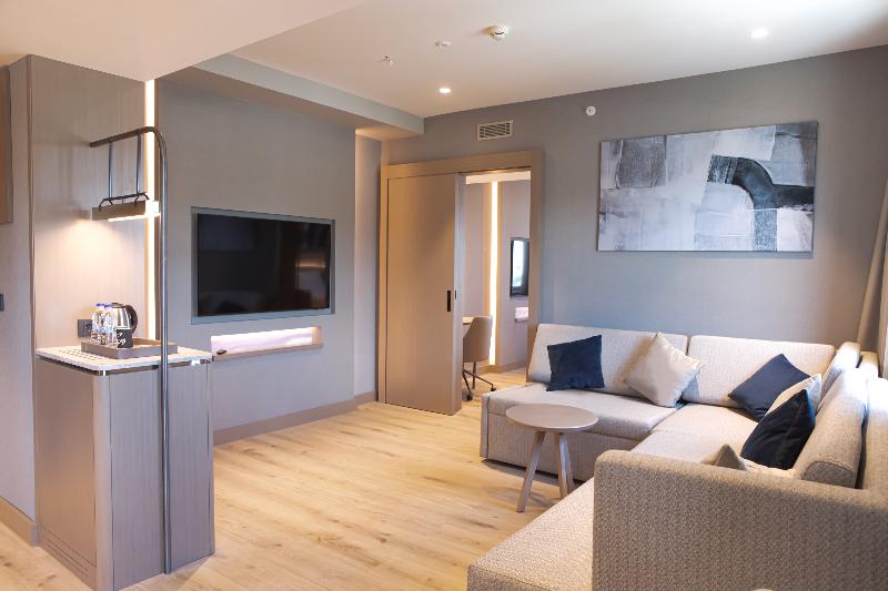 Family Room, Boss