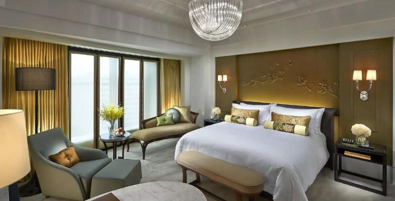 Superior Room, Boss