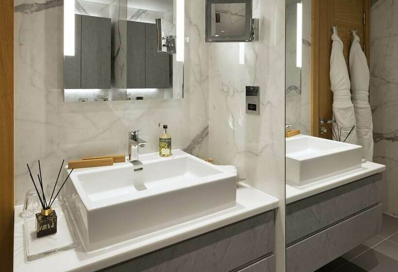 Superior Studio, Tower Suites By Blue Orchid