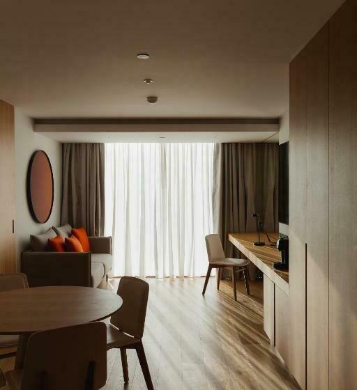 Executive Suite, Lumen Hotel & The Lisbon Light Show