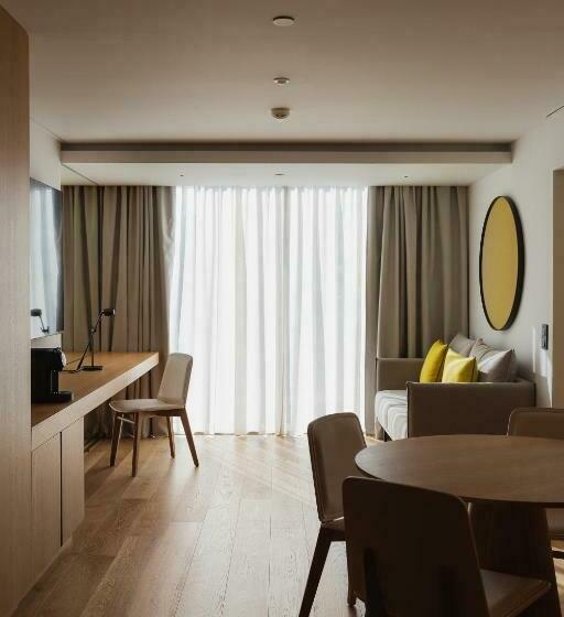 Executive Suite, Lumen Hotel & The Lisbon Light Show