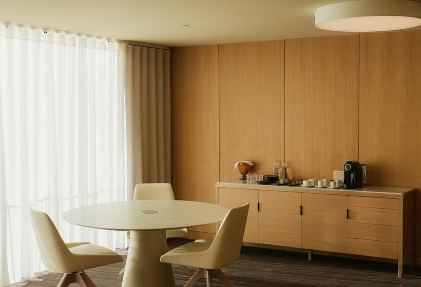 Executive Suite, Lumen Hotel & The Lisbon Light Show